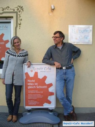 Shawna und G&uuml;nter vor dem Repair-Caf&eacute; in Nussdorf